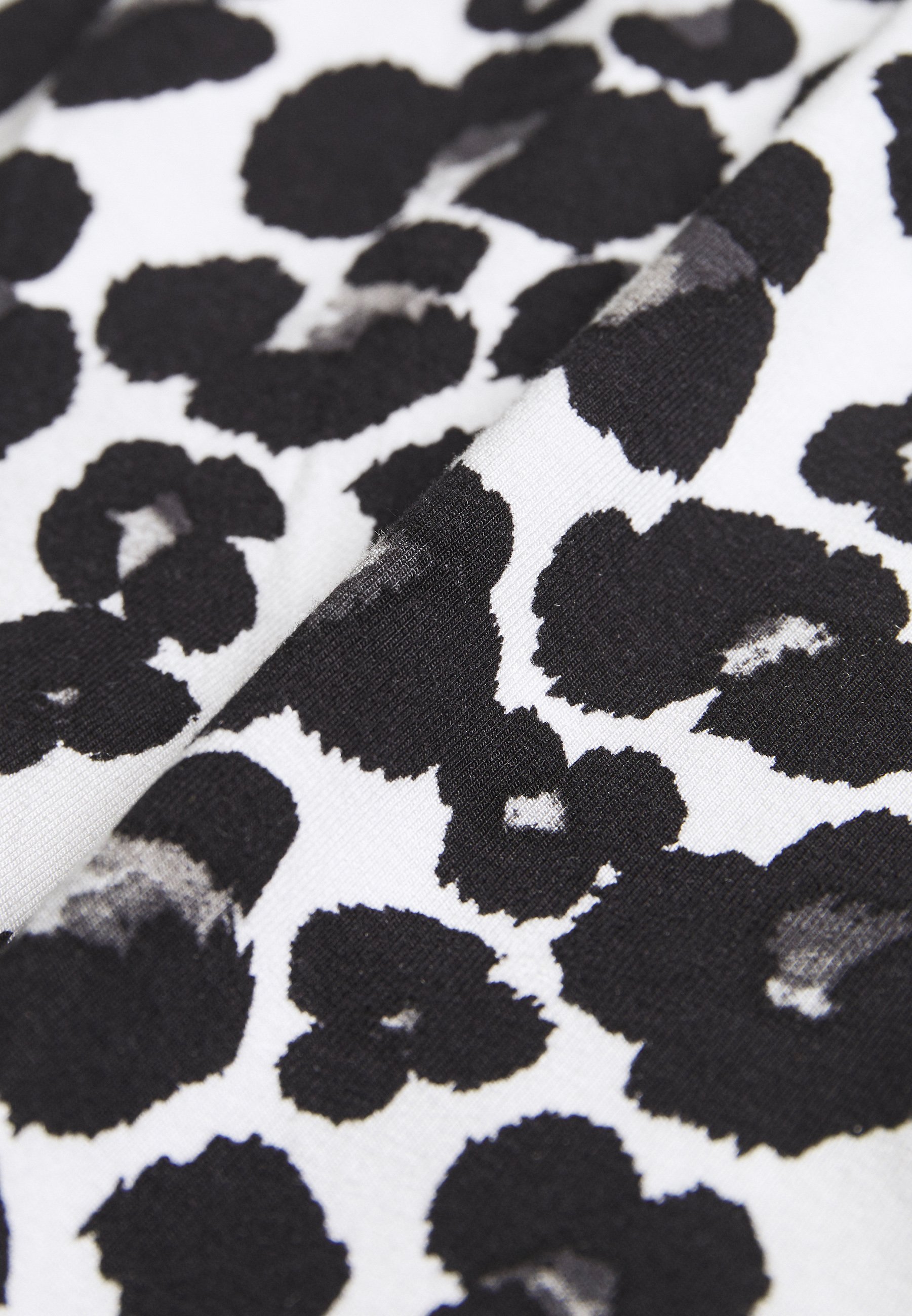 Betty & Co MASSTAB T shirts med print creamblack Betty & Co MASSTAB - T-shirts med print - cream/black