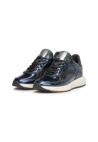 Paio di sneakers lucide blu navy e nere con lacci neri e suole bianche imbottite, posizionate su uno sfondo bianco.