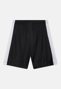 Svarta träningsshorts med en andningsbar vit mesh-panel på sidan, elastisk midja och slät yta; designade för komfort och rörelse.