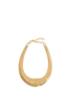 Goldfarbene mehrlagige Ketten mit gewickeltem Design, ausgestattet mit einem Karabinerverschluss und verstellbaren Gliedern auf weißem Hintergrund.