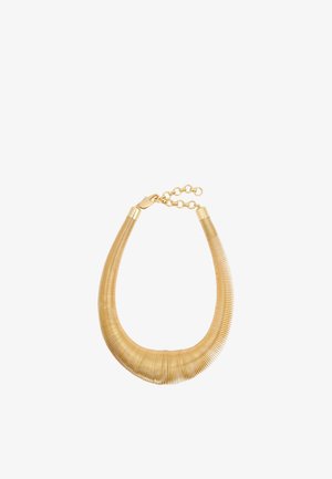 Gelaagde ketting met spoel in goudkleur, voorzien van een kreeftenklauwsluiting en verstelbare schakels op een witte achtergrond.