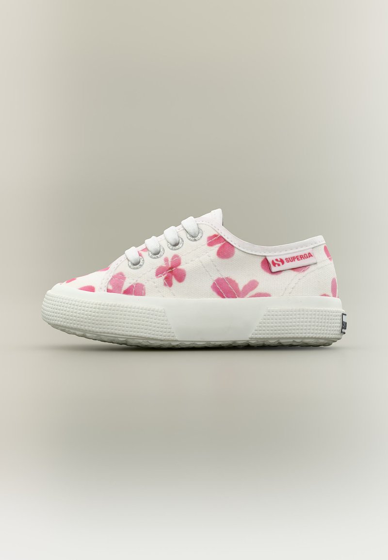 Weißer Low-Top-Sneaker mit pinkem Blumenmuster, weißen Schnürsenkeln und dicker, strukturierter Gummisohle, mit der Aufschrift "Superga" an der Seite.