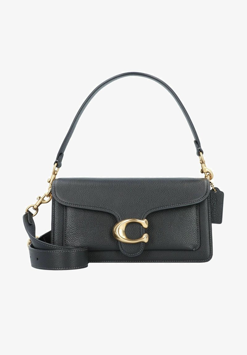 Sac à épaule en cuir texturé noir avec fermoir doré en forme de lettre C et bandoulière amovible sur fond blanc.