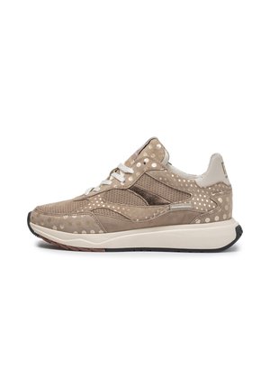 Taupefarbener Sneaker mit weißen Punkten, Mesh- und Wildledereinsätzen, weißen Schnürsenkeln und einer dicken weißen Sohle mit schwarzen Profilakzenten.