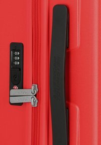 American Tourister SUNSET HILLS  ROLLEN SET - Set di valigie - apple red