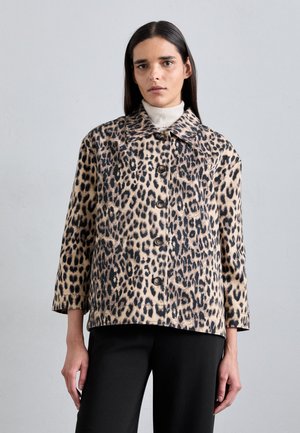 Leopardprint jas in beige en zwart, met een klassieke kraag, knoopsluitingen en driekwart mouwen. Zachte textuur, comfortabele pasvorm.