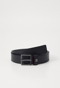 Svart läderbälte med en slät yta, metallspänne och detaljer i r�öd söm. Har en logotyp nära spännet och flera justeringshål.