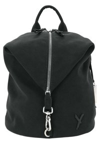 Sac à dos noir avec un dessus rabat, fermeture éclair et quincaillerie en argent. Fabriqué en matériau texturé avec un motif subtil et un logo d'accent.