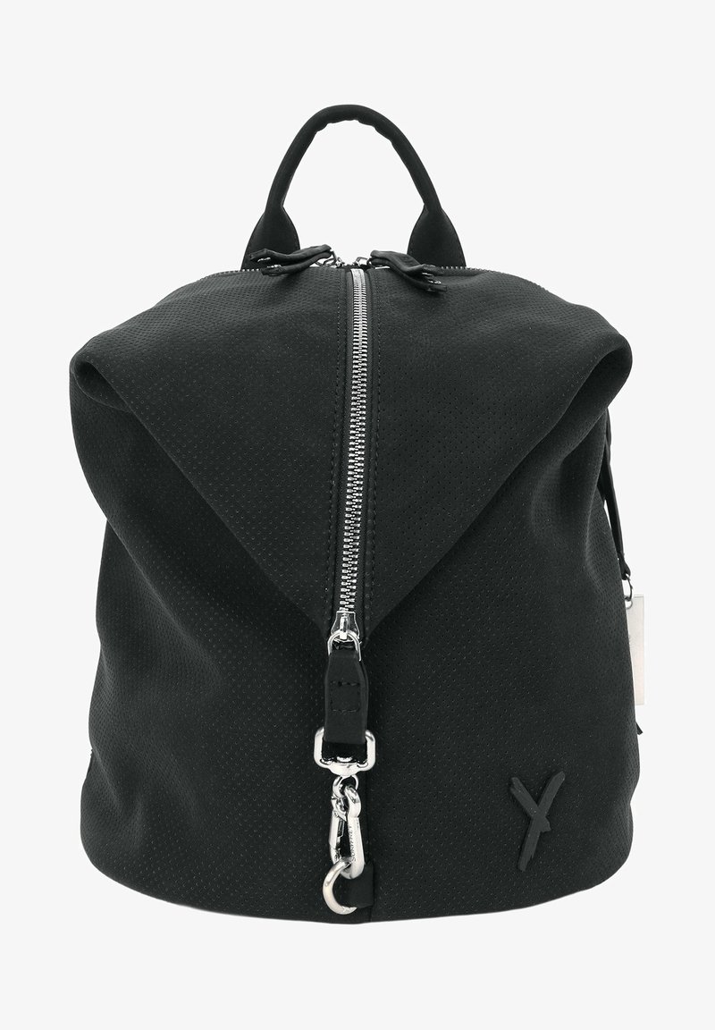 Svart ryggsäck med vikbart topp, dragkedja och silverdetaljer. Tillverkad av texturerat material med ett subtilt mönster och en accentuerad logotyp.