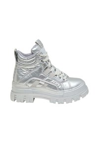 Botte montante métallique argentée avec semelle épaisse blanche à crampons, lacets blancs, col rembourré et détails de couture matelassée.