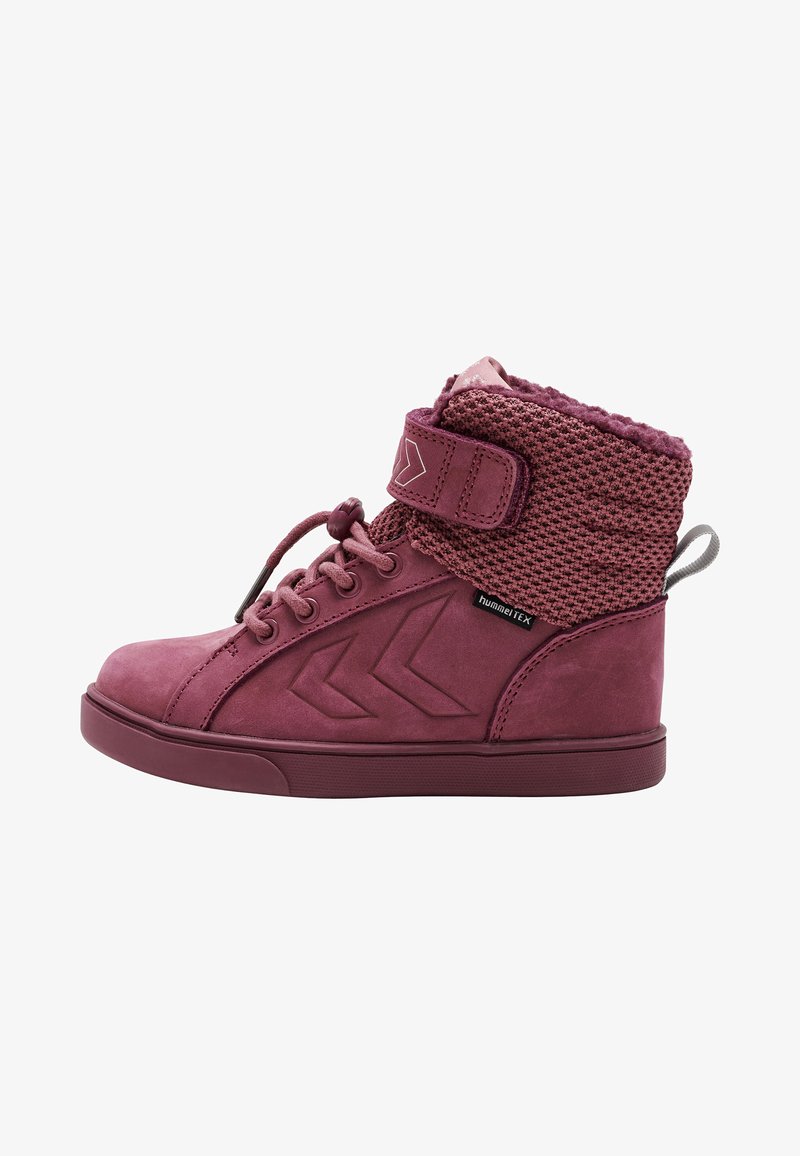 Burgunderfarbene High-Top-Sneaker aus Textil- und Wildledermaterialien, mit Schnürung und Klettverschluss, ausgestattet mit einem strukturierten Strickkragen und einem Logodetail.