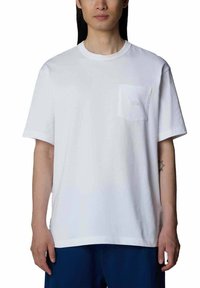 T-shirt bianco in cotone con collo rotondo e maniche corte. Presenta una tasca sul petto sinistro e un branding sottile sulla tasca.
