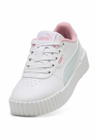 Vit lädersneaker med rosa accenter och en ljusblå rand. Har en räfflad sula och rund tå med perforeringar för ventilation.