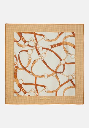 Foulard carré avec un motif de sangles en cuir style équestre beige et orange et des anneaux en métal sur un fond crème, bordé d'un cadre à carreaux beige.