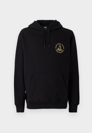 Fekete kapucnis pulóver kenguruzsebbel, húzózsinórral és arany grafikás logóval a bal mellrészen. Puha, textúrált anyagból készült.