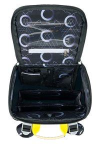 L'interno della borsa nera presenta più scomparti, tasche con zip e motivi geometrici grigi su uno sfondo scuro. Sono presenti manici gialli.