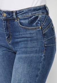 Koroshi Pieguloša piegriezuma džinsi - azul med medium blue
