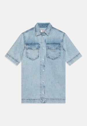 Korte mouwen denim shirt in lichtblauw. Heeft twee borstzakken, een knoopsluiting aan de voorkant en een klassieke kraag. Gemaakt van een gestructureerd denim materiaal.