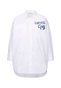 Camisa de botón de algodón blanco con un corte relajado, que presenta dos bolsillos en el pecho y el texto azul "COFFEE CLUB" en el lado izquierdo.