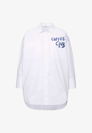 Valkoinen puuvillainen nappipaita rentoa leikkausta, jossa on kaksi rintataskua ja sininen teksti "COFFEE CLUB" vasemmalla puolella.