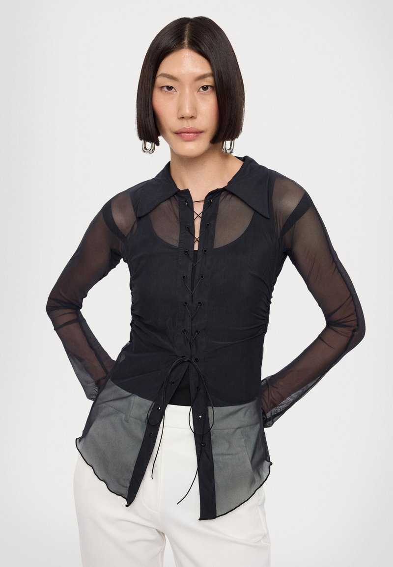 Sort mesh langærmet skjorte med krave, snørebånd foran og snoretræk i taljen, med et gennemsigtigt nederste lag.