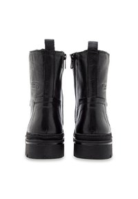 Schwarze Leder-Stiefeletten mit glänzender Oberfläche, seitlichen Reißverschlüssen und Gummisohlen. Genähte Details an den Seiten, minimale Markenkennzeichnung.