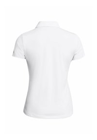 Biała koszulka polo o gładkiej fakturze, z krótkimi rękawami i klasycznym kołnierzykiem. Na plecach brak widocznych logo lub wzorów.