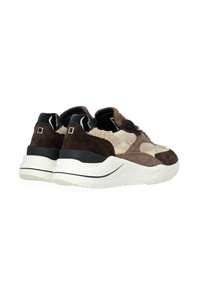 Sneaker marroni e beige con tomaia in suede e pelle, dettagli testurizzati, suola bianca spessa e pannello del tallone nero.