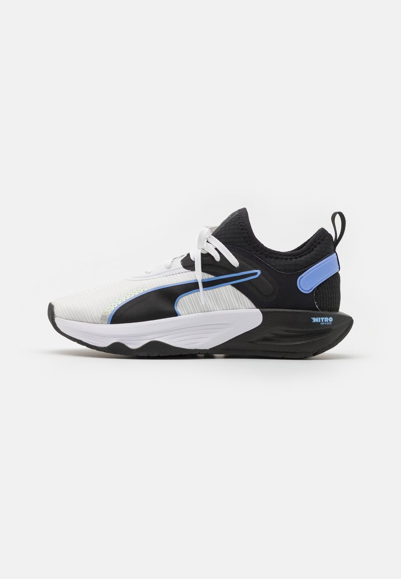 Zwart-witte sport schoenen met een geweven bovenkant, blauwe accenten, witte veters en een geveerde zwarte zool. Heeft een slank, modern ontwerp.