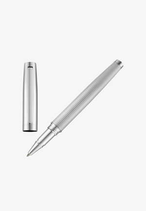 Hopeanvärinen metallinen rullakynä uurretulla varrella ja erillisellä sileällä kannella, johon on kaiverrettu "CERRUTI 1881". Kynä on kuvattu ilman kantta valkoista taustaa vasten.