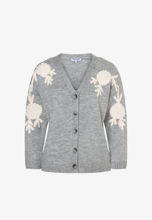 Grijze gebreide cardigan met een V-hals, voorzien van een gestructureerd geborduurd bloemenpatroon in crèmekleur op beide schouders en zes donkere knopen aan de voorkant.