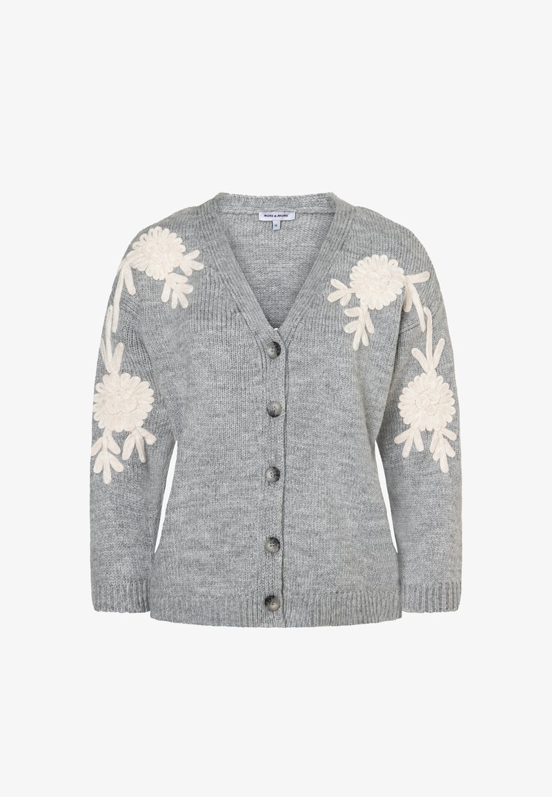 Grau gestrickter Cardigan mit V-Ausschnitt, verziert mit strukturierter, cremefarbener Blumenstickerei auf beiden Schultern und sechs dunklen Knöpfen an der Vorderseite.