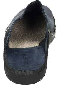 Marineblaue Slippers mit einer strukturierten Gummisohle und einer weichen beige Innensohle. Das Innenleben hat glatte Kanten und eine abgerundete Form.