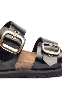 Sandalias de cuero negro con dos correas ajustables, con hebillas en tono dorado; plantilla de corcho, suela negra texturizada con patrón en zigzag.