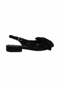 Zwarte slingback schoen met textiel, pailletten, een platte hak en een strikaccent op de teen. Voorzien van een zijgesp voor aanpassing.