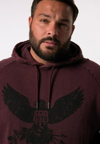 Bordeaux kleurige hoodie met een zwarte adelaar grafiek en bloemaccenten, en het jaar "1978". Katoenmengsel met een zachte textuur en een verstelbare trekkoordcapuchon.