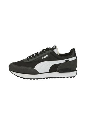 Czarno-szary sneaker Puma z białym paskiem po bokach, czarnymi sznurówkami i fakturowaną białą podeszwą, widoczny z boku na białym tle.