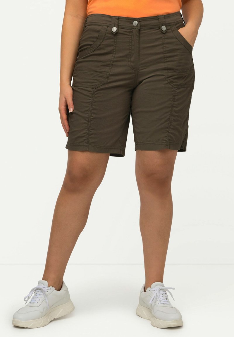 Pantaloni corti verde oliva realizzati in tessuto morbido, con tasche frontali, dettagli cuciti e due bottoni decorativi in vita.