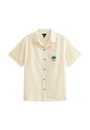 Korte mouwen, crèmekleurig shirt van lichte stof, met een pocket met een groene palmboom borduursel en bruine knopen.