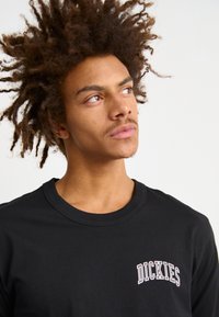 Dickies AITKIN CHEST TEE - Apdrukāts T-krekls - black/plum perfect
