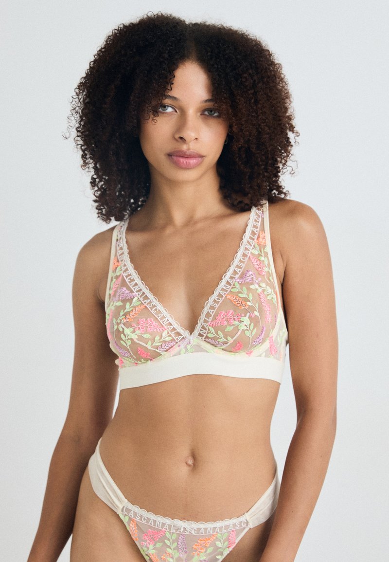 Spetsig bralette med broderade blommönster i pastellfärger, med en mjuk, krämfärgad underband och matchande lågt skurna trosor.