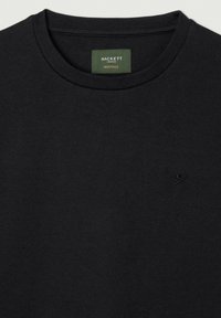 T-shirt noir à col ras du cou en coton. Il arbore un logo brodé d'une teinte plus foncée, une texture lisse et une coupe standard.