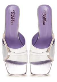 Sandales à talon carré argentées avec semelles lilas et brides ornées de cristaux par Cesare Gaspari, vues de dessus.