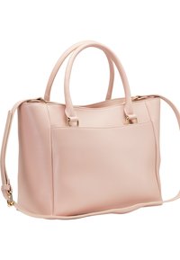 Sac à main en cuir rose avec deux anses supérieures et une bandoulière réglable. Dispose de ferrures dorées et d'une poche avant. Texture lisse.