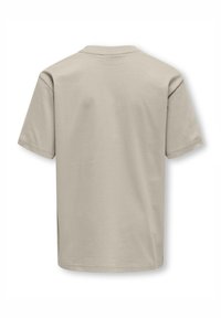 Polo beige de manga corta con cuello clásico. Tejido suave y transpirable, diseño sencillo sin patrones ni detalles visibles.