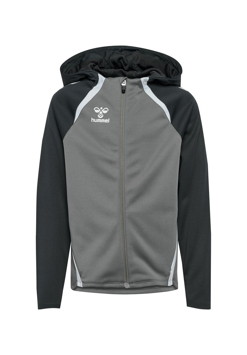 Chaqueta con capucha en gris y negro con cremallera en el frente, diseñada con un tejido texturizado y franjas de acento en blanco. Cuenta con un logotipo en el pecho.