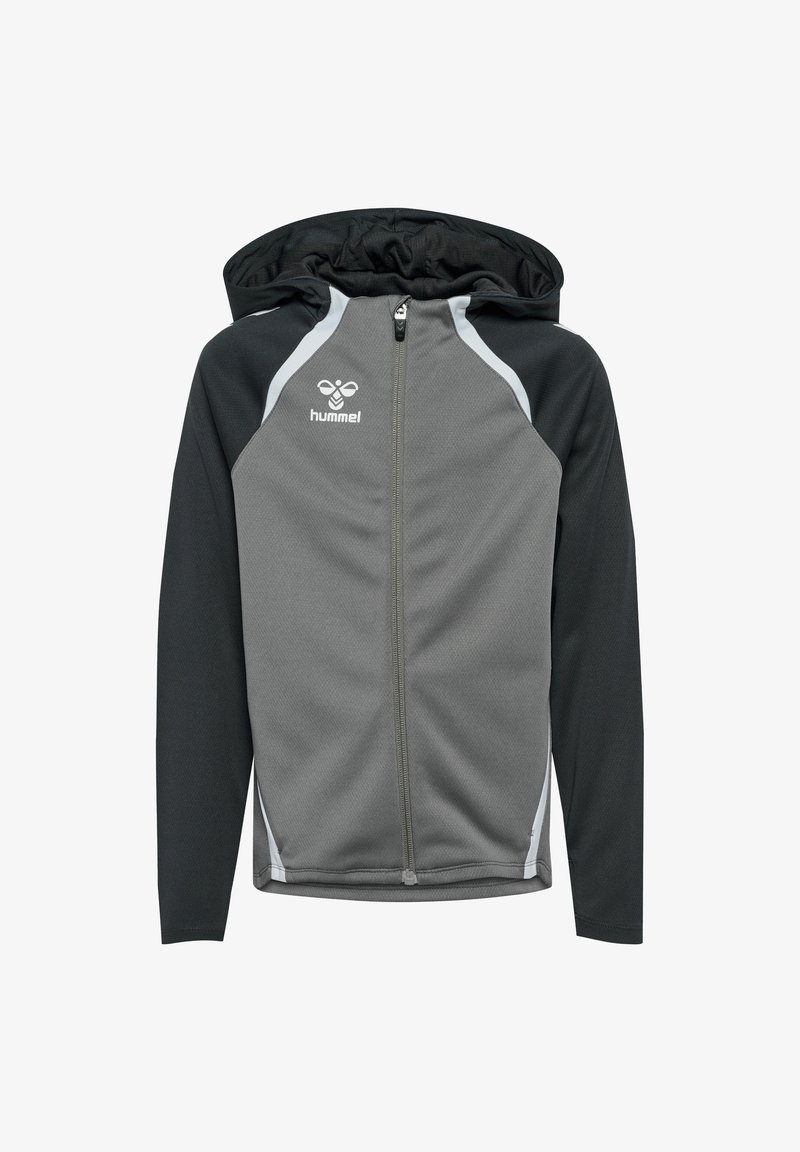 Chaqueta con capucha en gris y negro con cremallera en el frente, diseñada con un tejido texturizado y franjas de acento en blanco. Cuenta con un logotipo en el pecho.