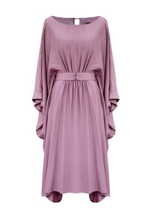 Luźna, sięgająca do kolan sukienka z miękkiego, jasnoliliowego materiału. Posiada szerokie rękawy, talię z paskiem i guzikami oraz okrągły dekolt.