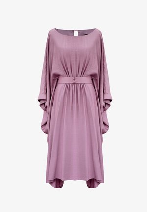 Luźna, sięgająca do kolan sukienka z miękkiego, jasnoliliowego materiału. Posiada szerokie rękawy, talię z paskiem i guzikami oraz okrągły dekolt.