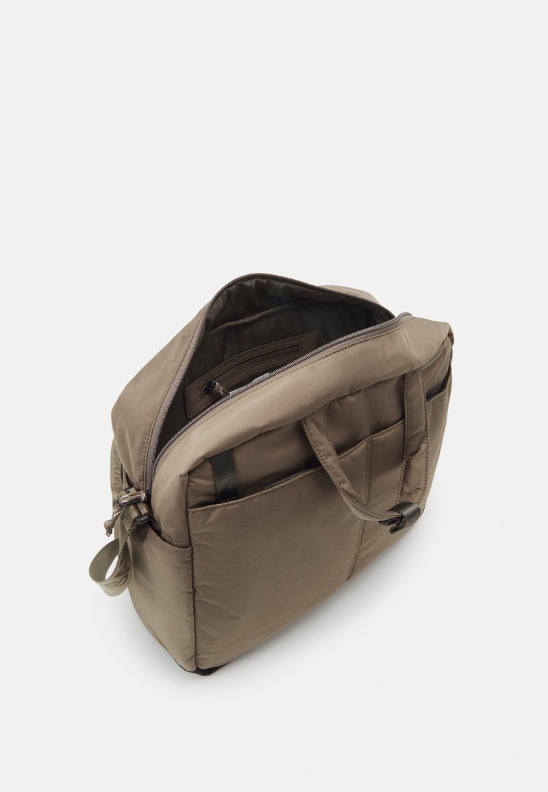 Sacoche pour ordinateur portable matelassée taupe avec fermeture éclair supérieure ouverte, poignées de transport et une poche extérieure sur fond blanc.